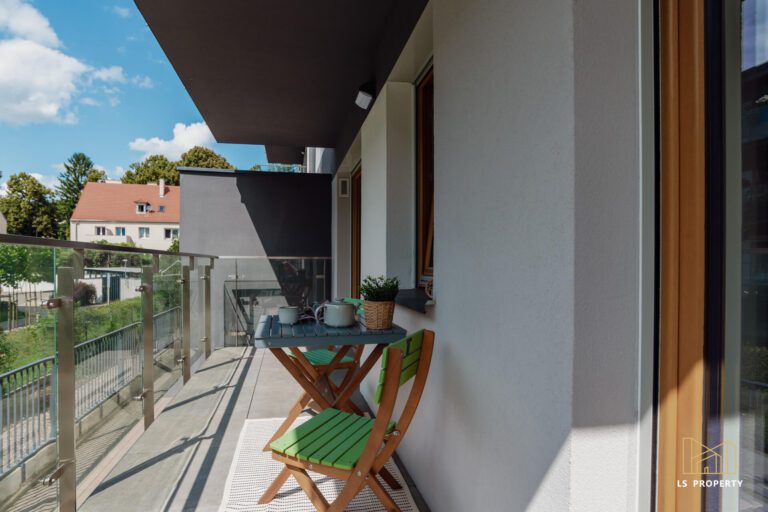 Balkon ze stołem i krzesłami