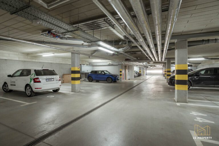 Parking podziemny z kilkoma samochodami.